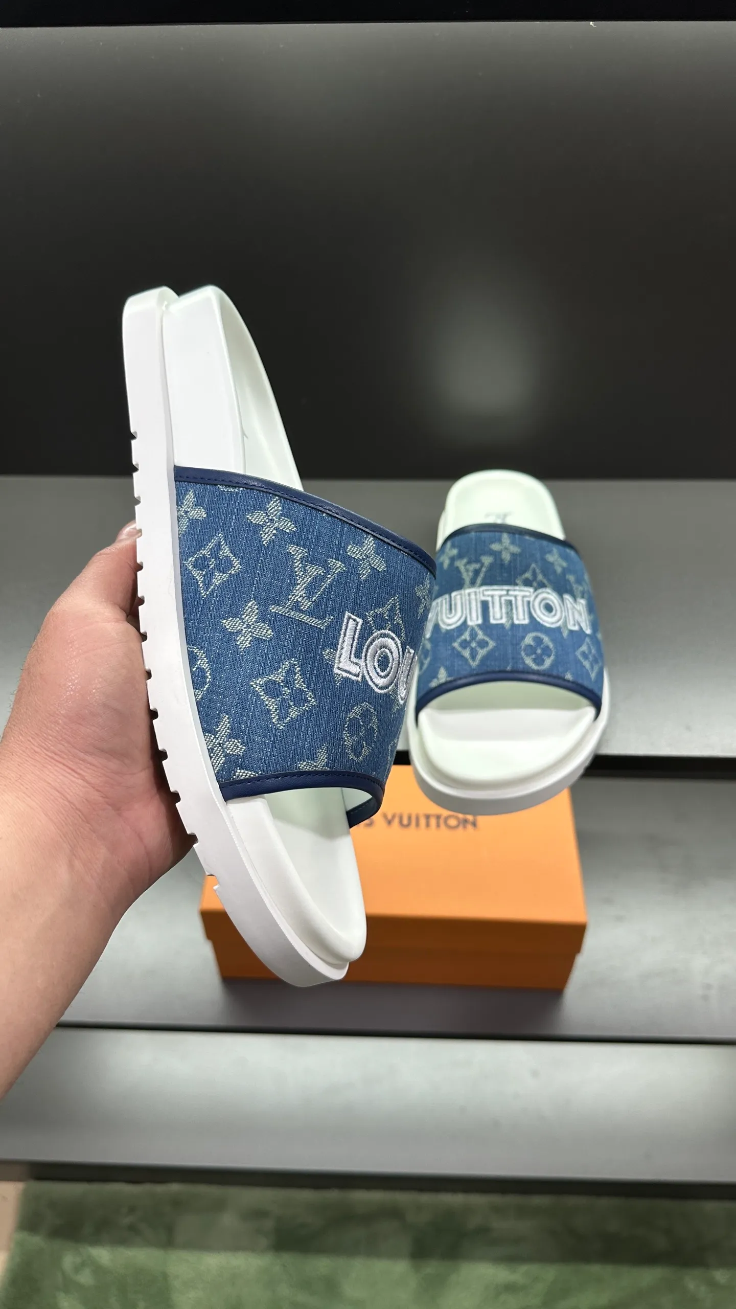 [L Home] P: 300💰Size: 38-45 Top purchasing lv men's summer slippers, classic presbyopia with soft real leather lining, unique color splicing effect, distinctive personality, fashionable and trendy essential style, light and comfortable. Lightweight and tough rubber insole, micro ridged foam outsole, super comfortable!